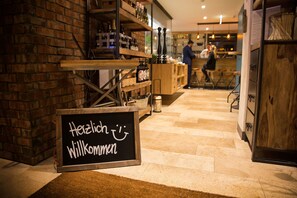 3 restaurants, lunch, dinner served; international cuisine 