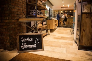 3 restaurants, lunch, dinner served; international cuisine