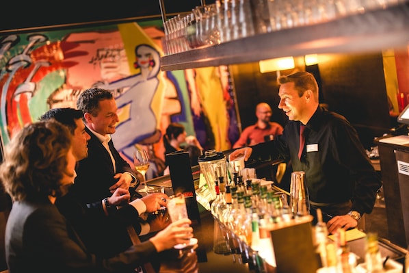2 bars/lounges