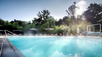 Piscine couverte, piscine extérieure, parasols de plage, chaises longues