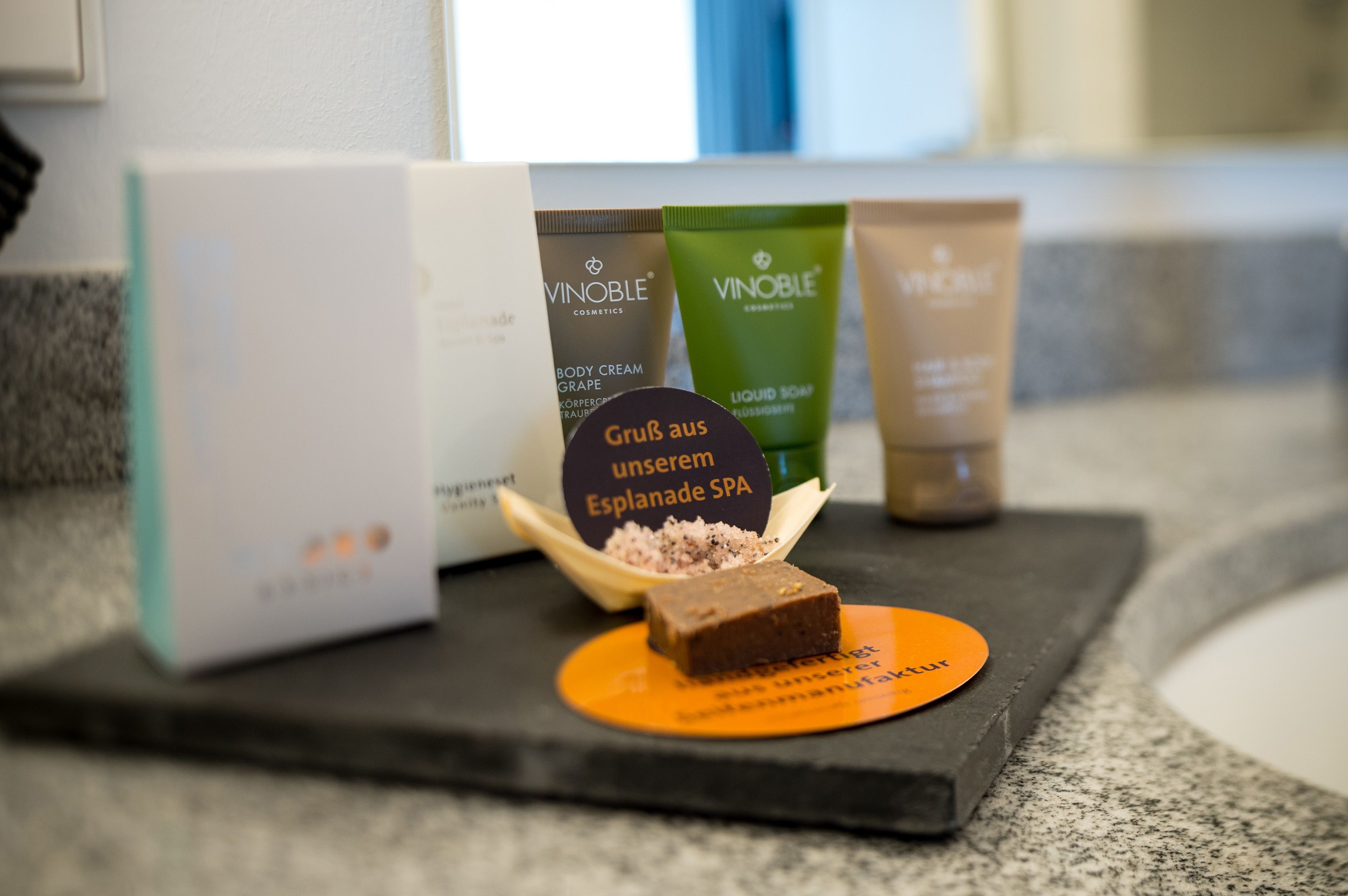 Zona de spa con varios productos cosméticos Vinoble exhibidos sobre una encimera.