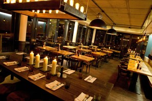 3 restaurantes, se sirven comidas, cenas y cocina italiana