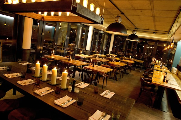 3 restaurants; lunch and dinner served 