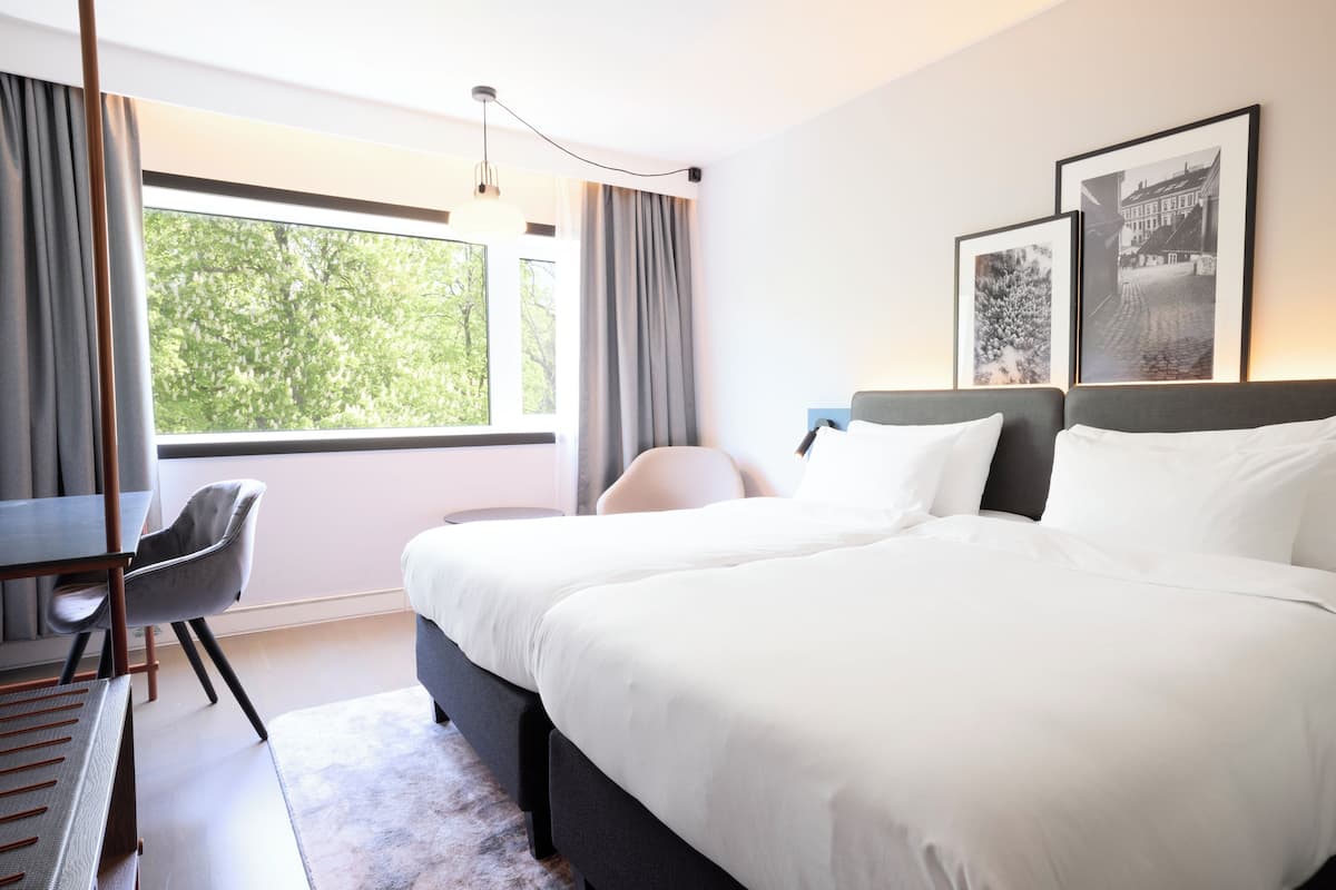 Premium Room, Park View | Hypo-allergenic bedding available, desk, soundproofing
