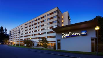 Ein Radisson Hotel mit modernem Design, mit einem gut sichtbaren Schild und einer gut beleuchteten Eingangspartei.