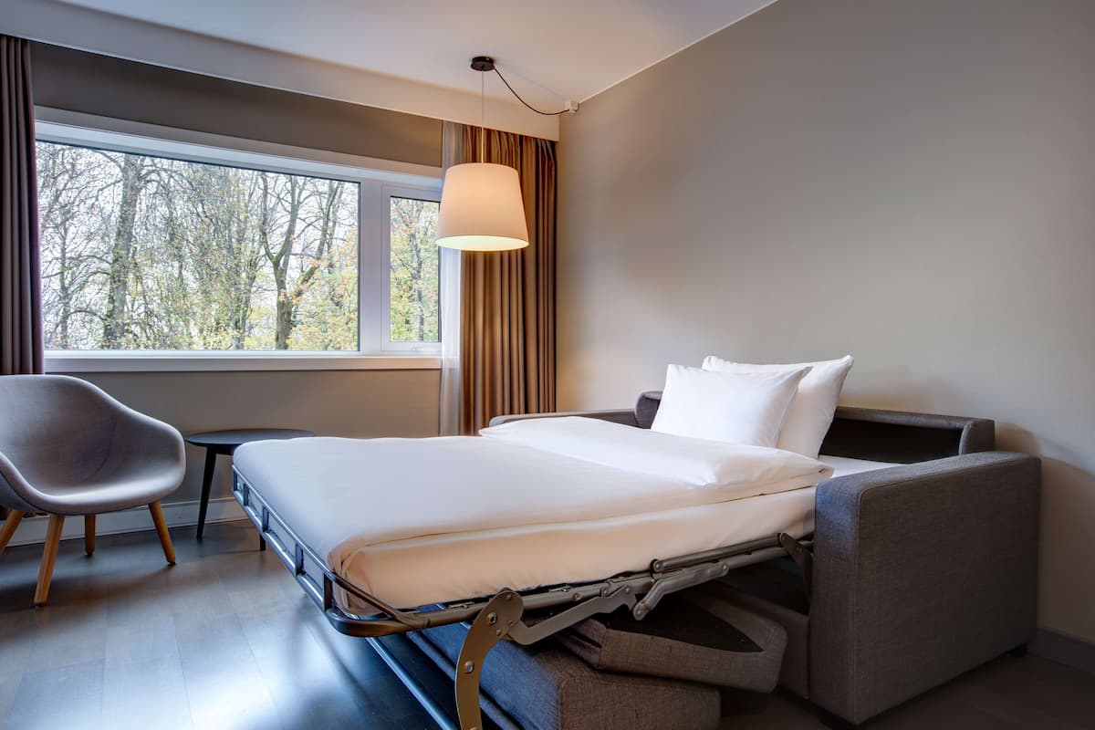 Ropa de cama hipoalergénica, escritorio y sistema de insonorización