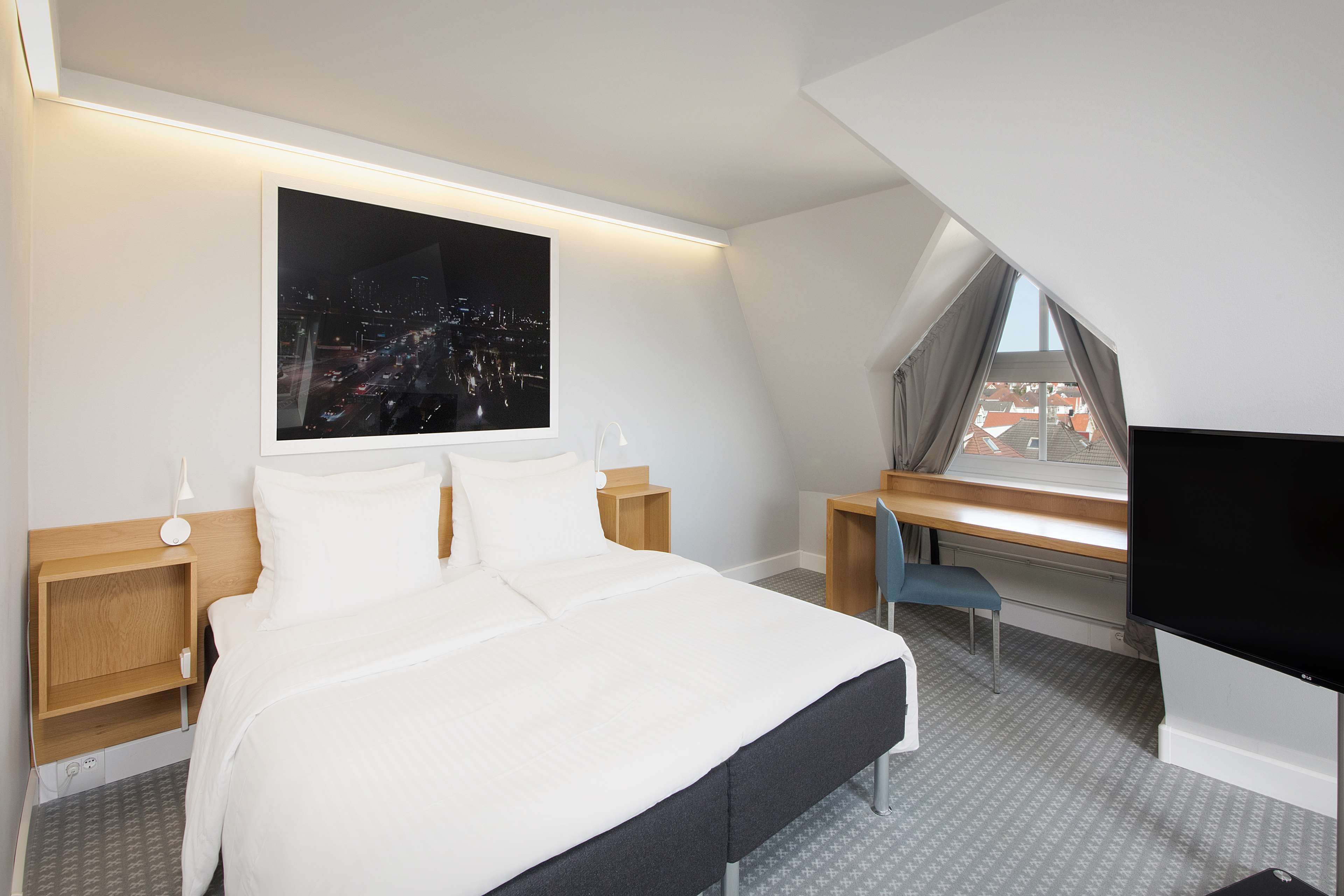 hypo-allergenic bedding, minibar, in-room safe, desk