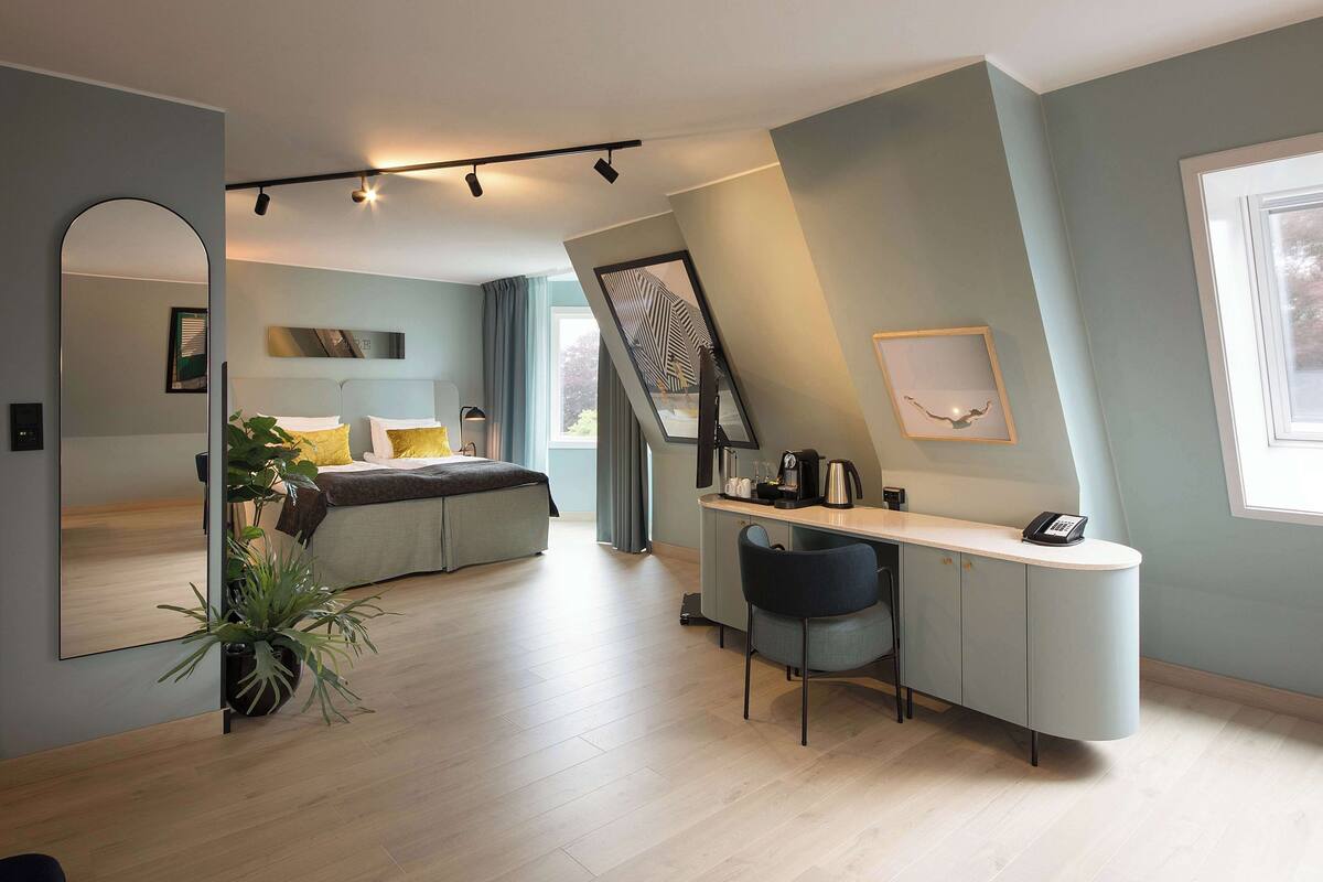 suite (master) | hypo-allergenic bedding, minibar, in-room safe, desk