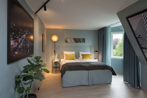 Suite (Master) | Hypo-allergenic bedding, minibar, in-room safe, desk