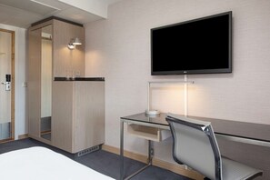 Hypo-allergenic bedding, minibar, in-room safe, desk