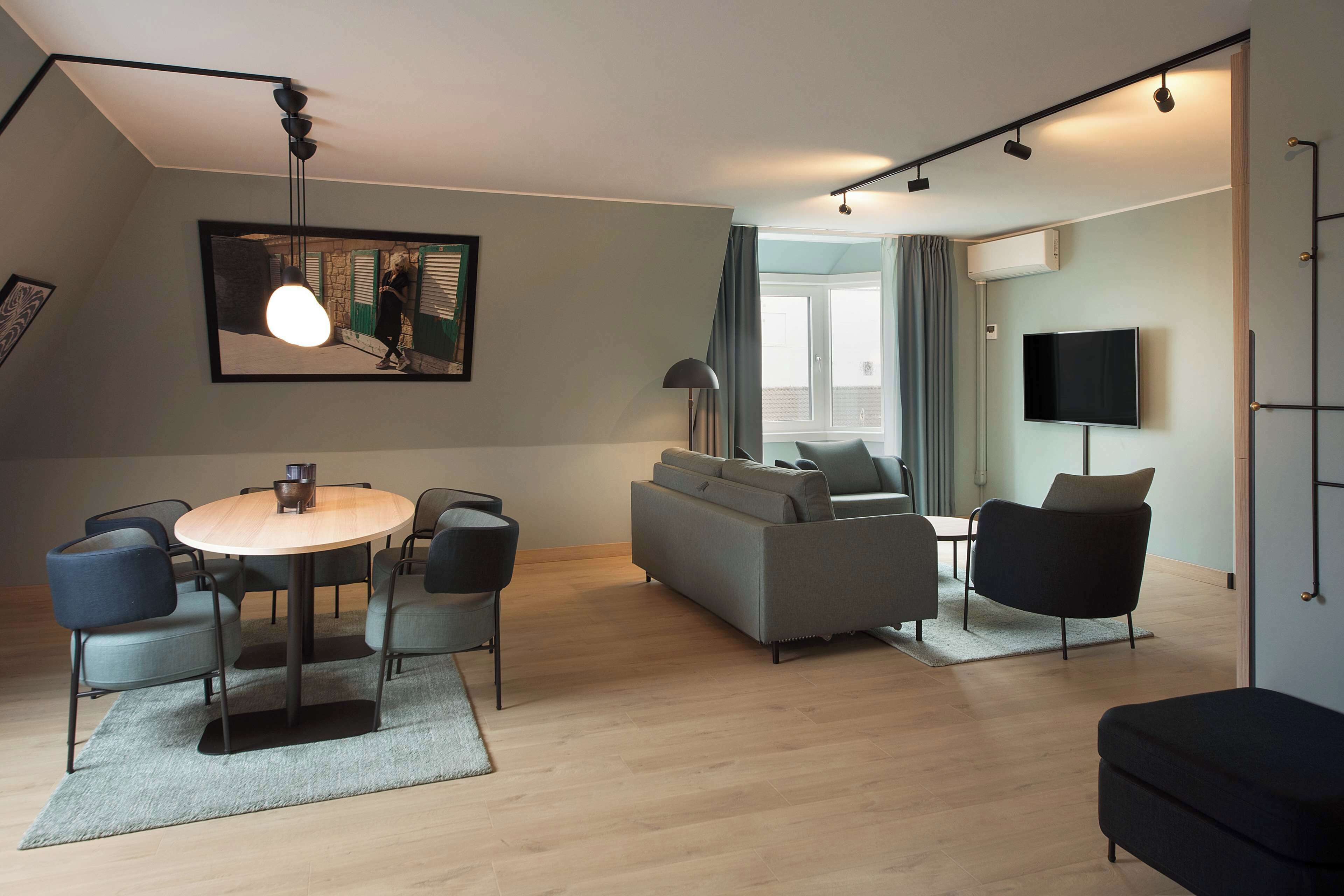 suite (master) | hypo-allergenic bedding, minibar, in-room safe, desk