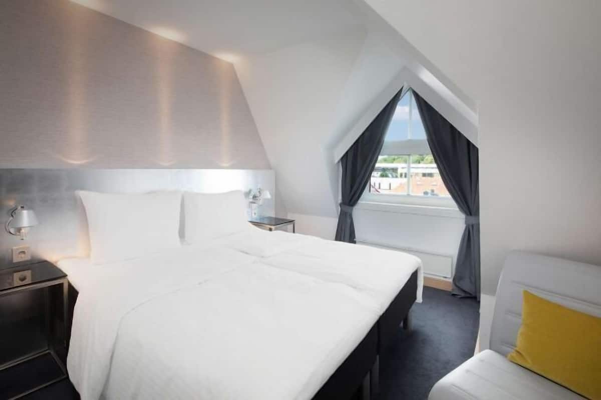 Hypo-allergenic bedding, minibar, in-room safe, desk
