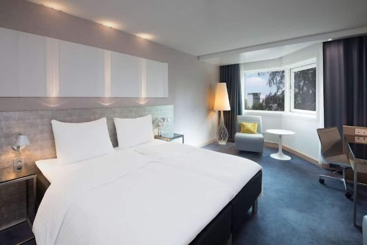 Hypo-allergenic bedding, minibar, in-room safe, desk