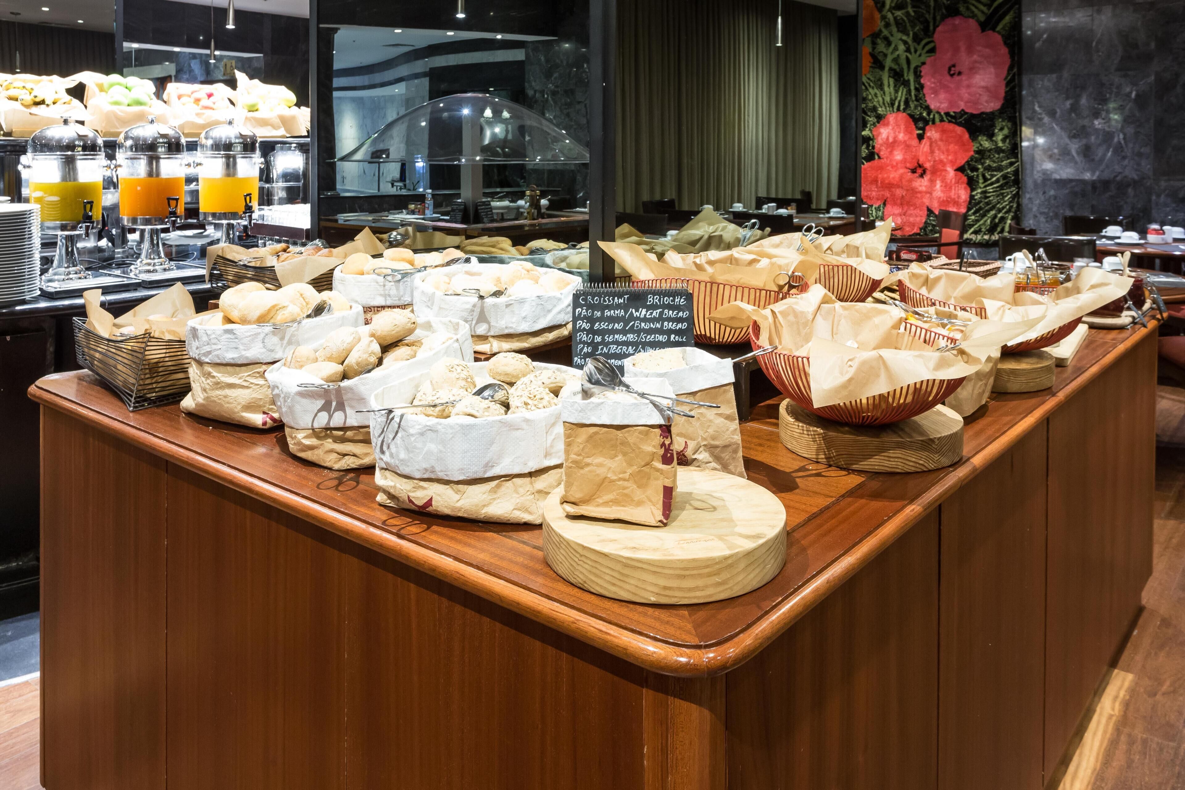 Een buffet met diverse gerechten en een bord waarop de beschikbare maaltijden staan.