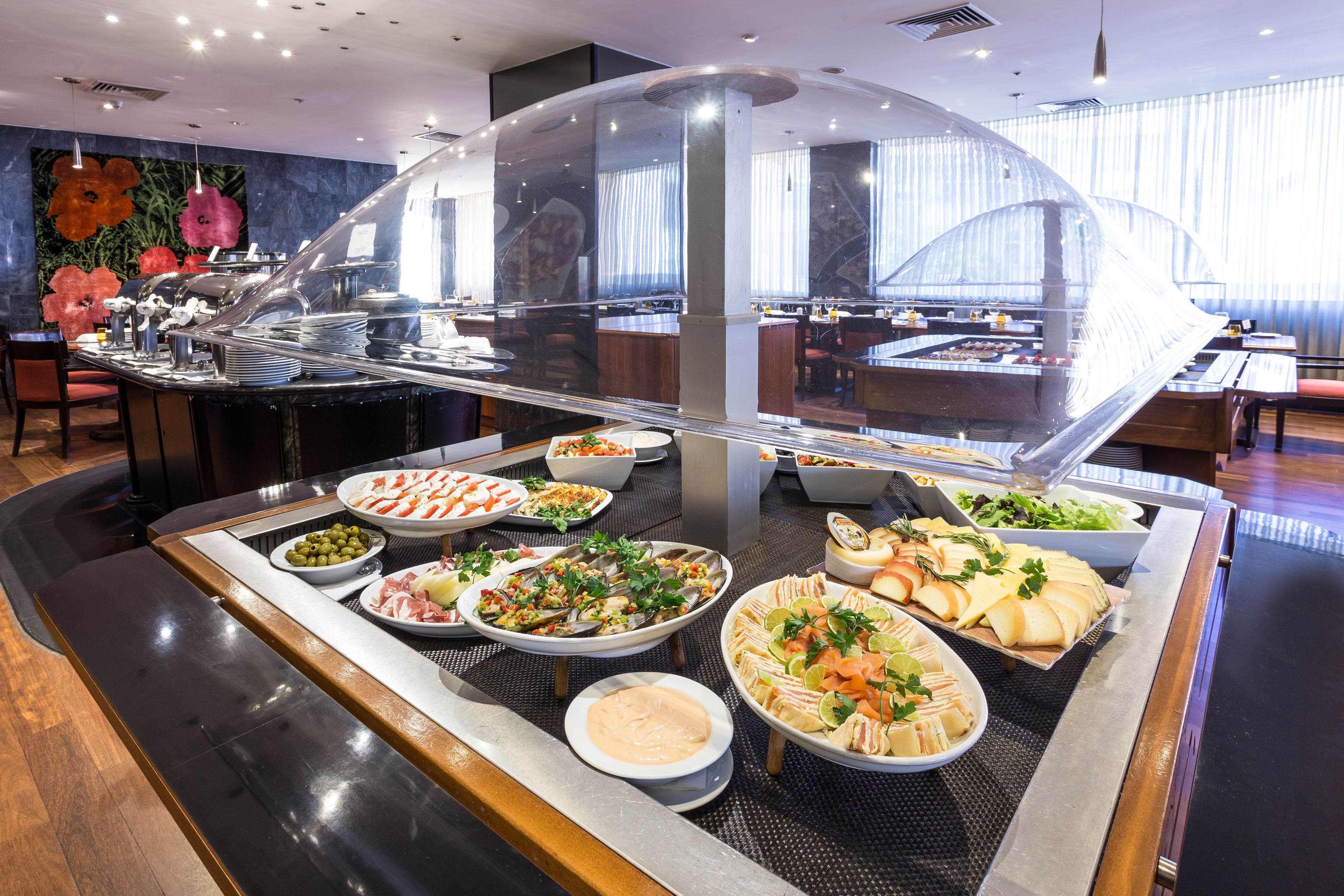 บริการอาหารเช้า อาหารกลางวัน และอาหารเย็น