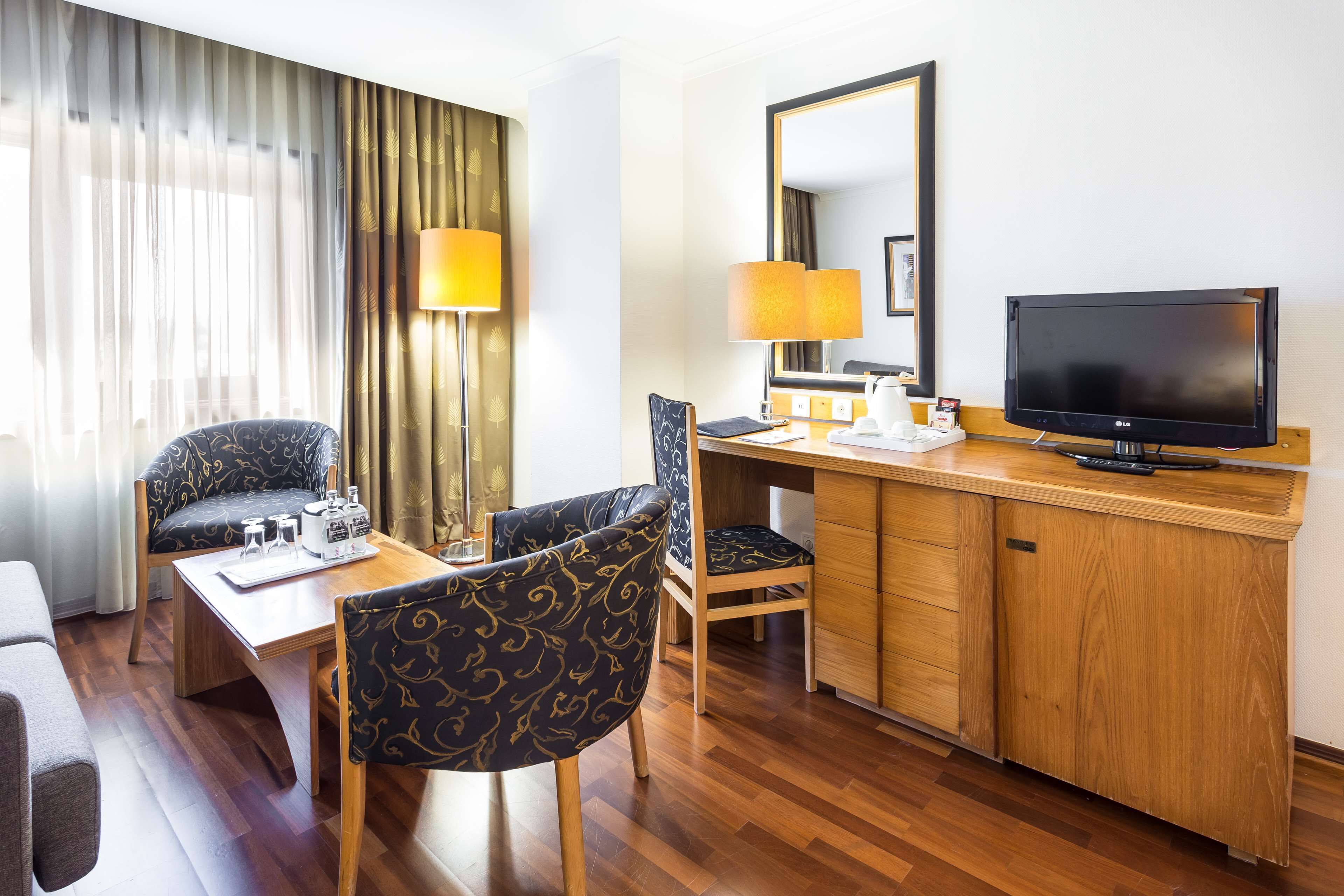 Standard Room | Minibar, in-room safe, blackout drapes, soundproofing