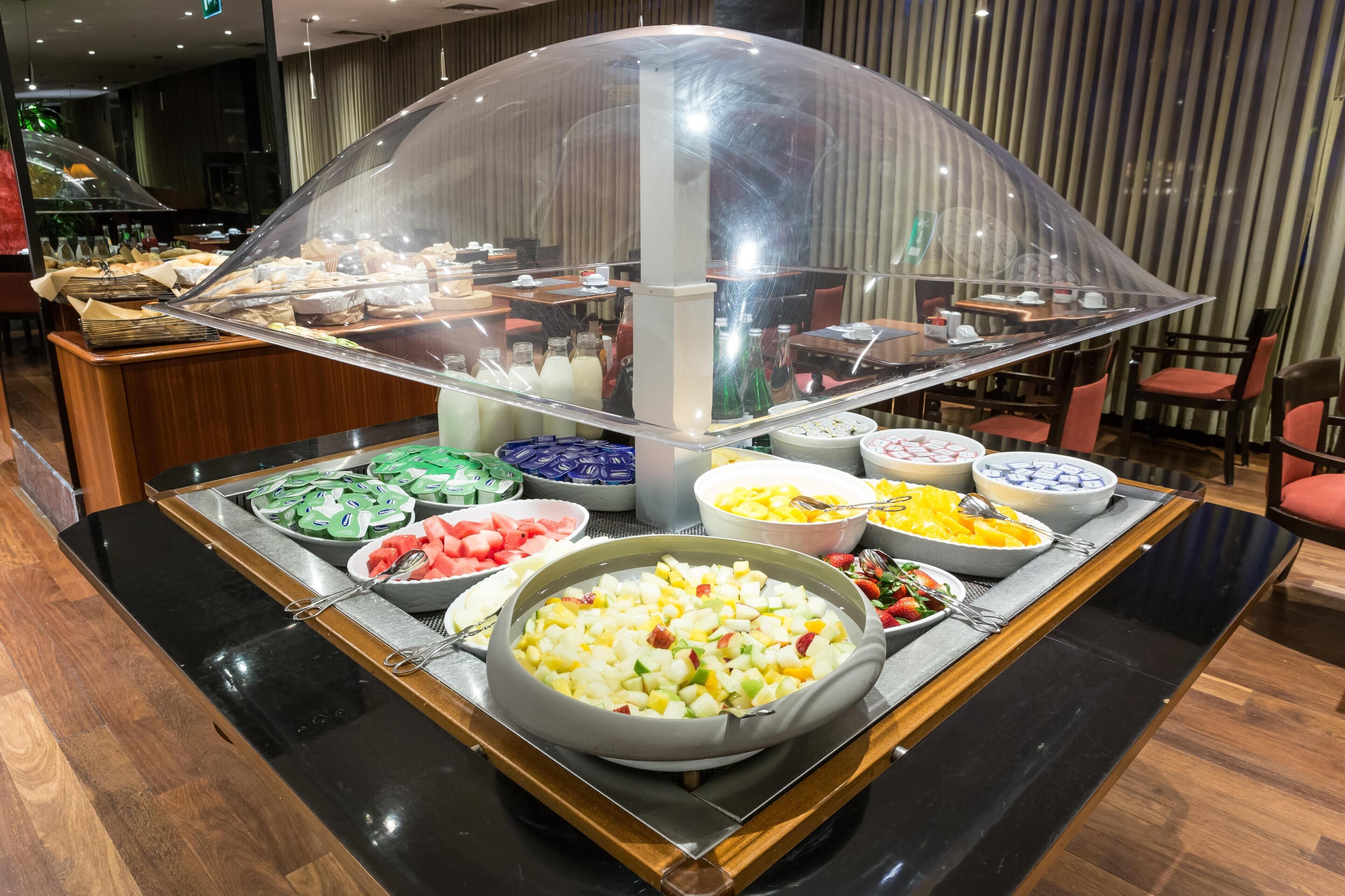 Een buffet met diverse gerechten en een afgedekt presentatiegedeelte.