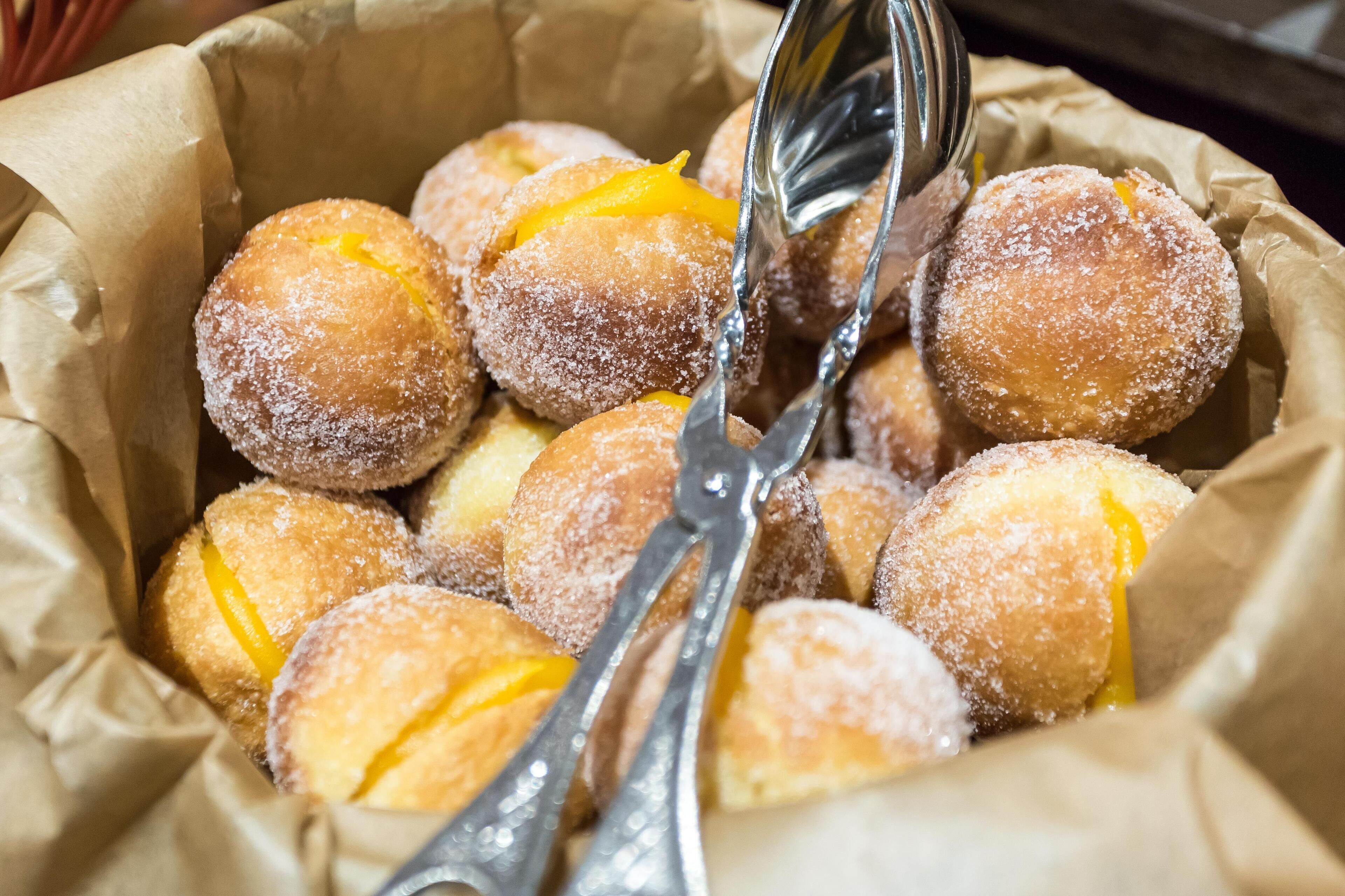 Una cesta de rosquillas con un visible recubrimiento de azúcar.