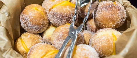 Una cesta de rosquillas con un visible recubrimiento de azúcar.