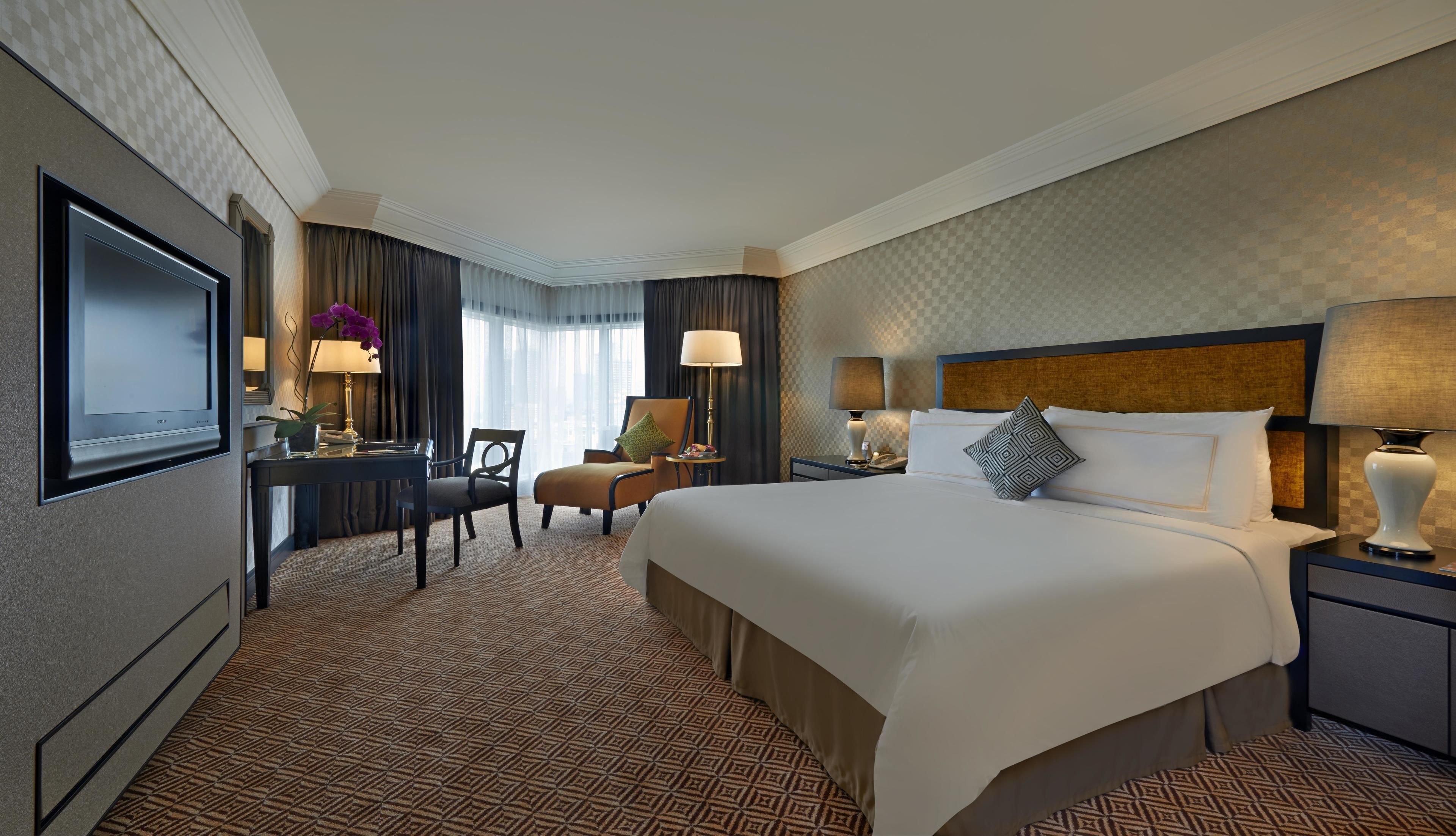 Bộ đồ giường cao cấp, két bảo mật tại phòng, bàn 