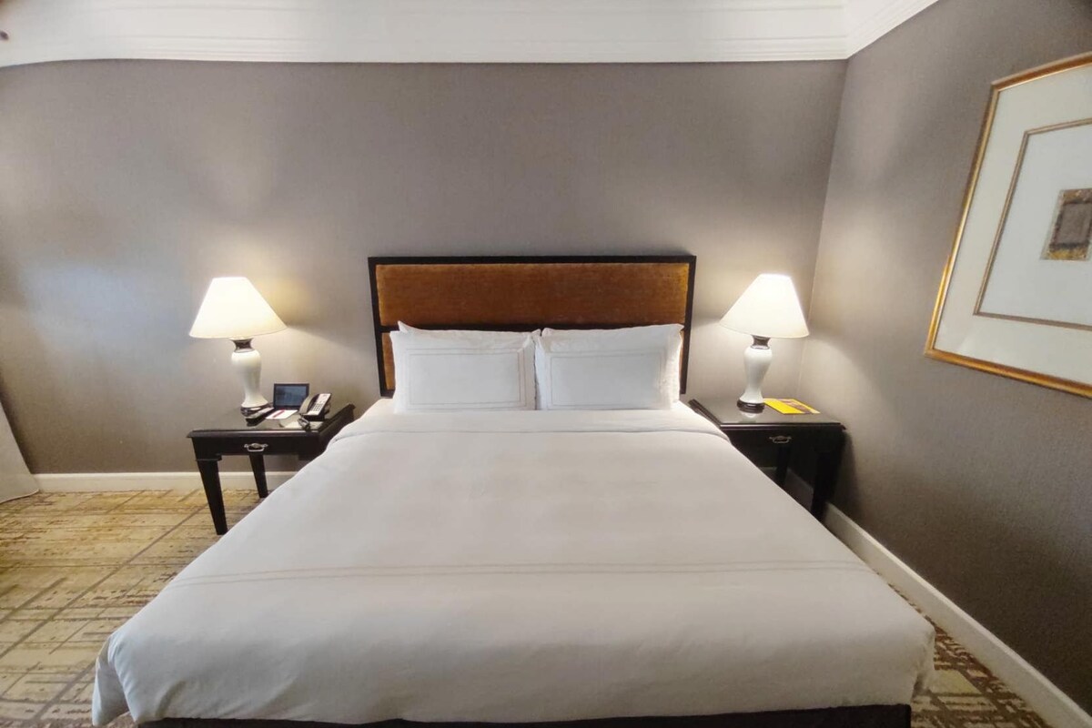 Premium bedding, in-room safe, desk, laptop workspace