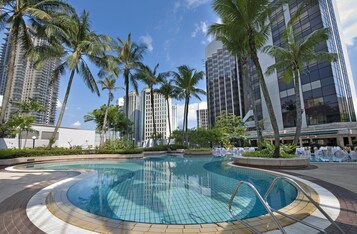 Piscine extérieure, parasols, chaises longues