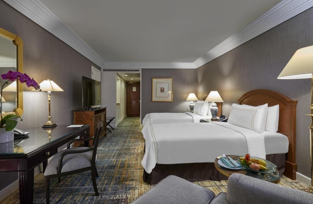 Peralatan tempat tidur premium, peti besi dalam bilik, meja 