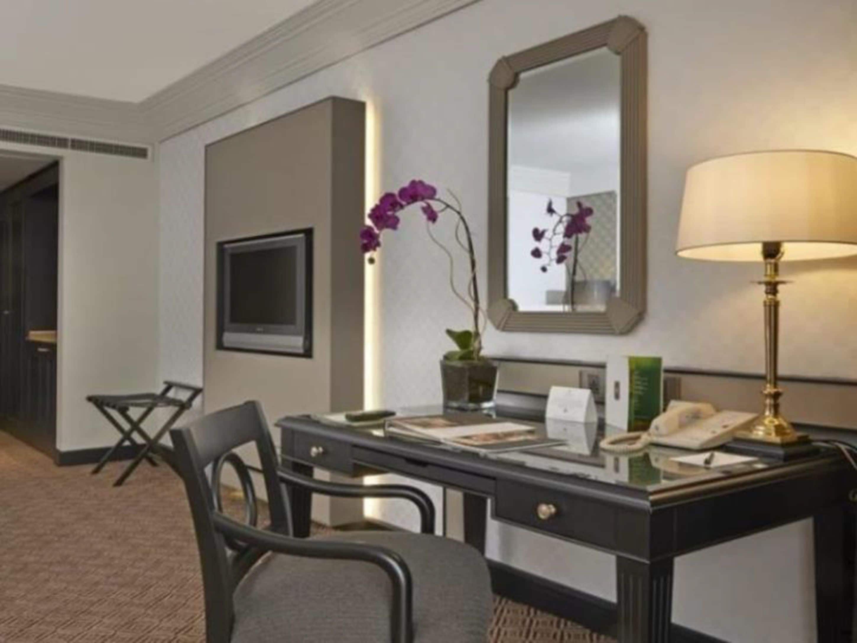 premium bedding, in-room safe, desk, laptop workspace