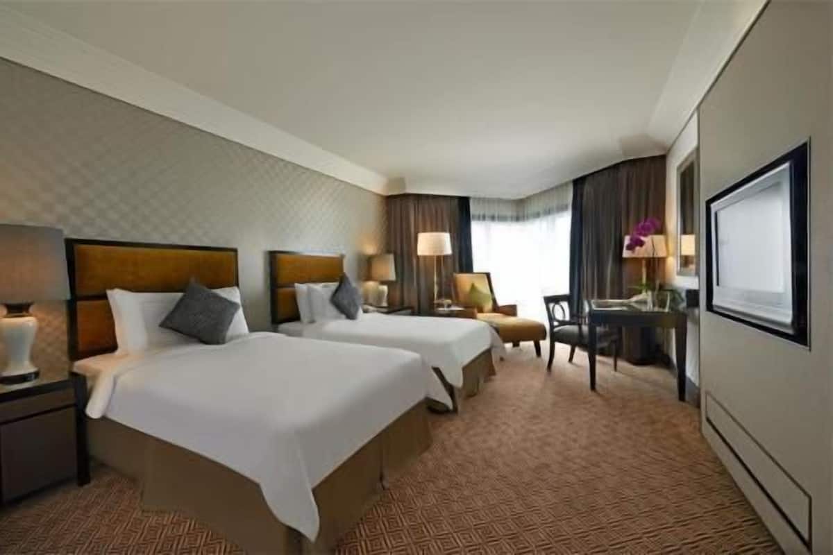 Peralatan tempat tidur premium, peti besi dalam bilik, meja