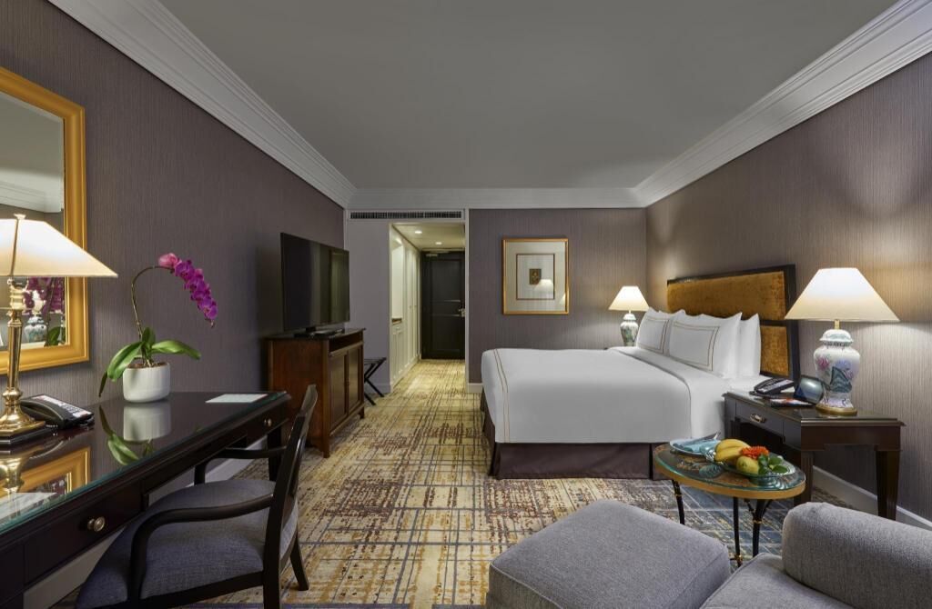 Peralatan tempat tidur premium, peti besi dalam bilik, meja 