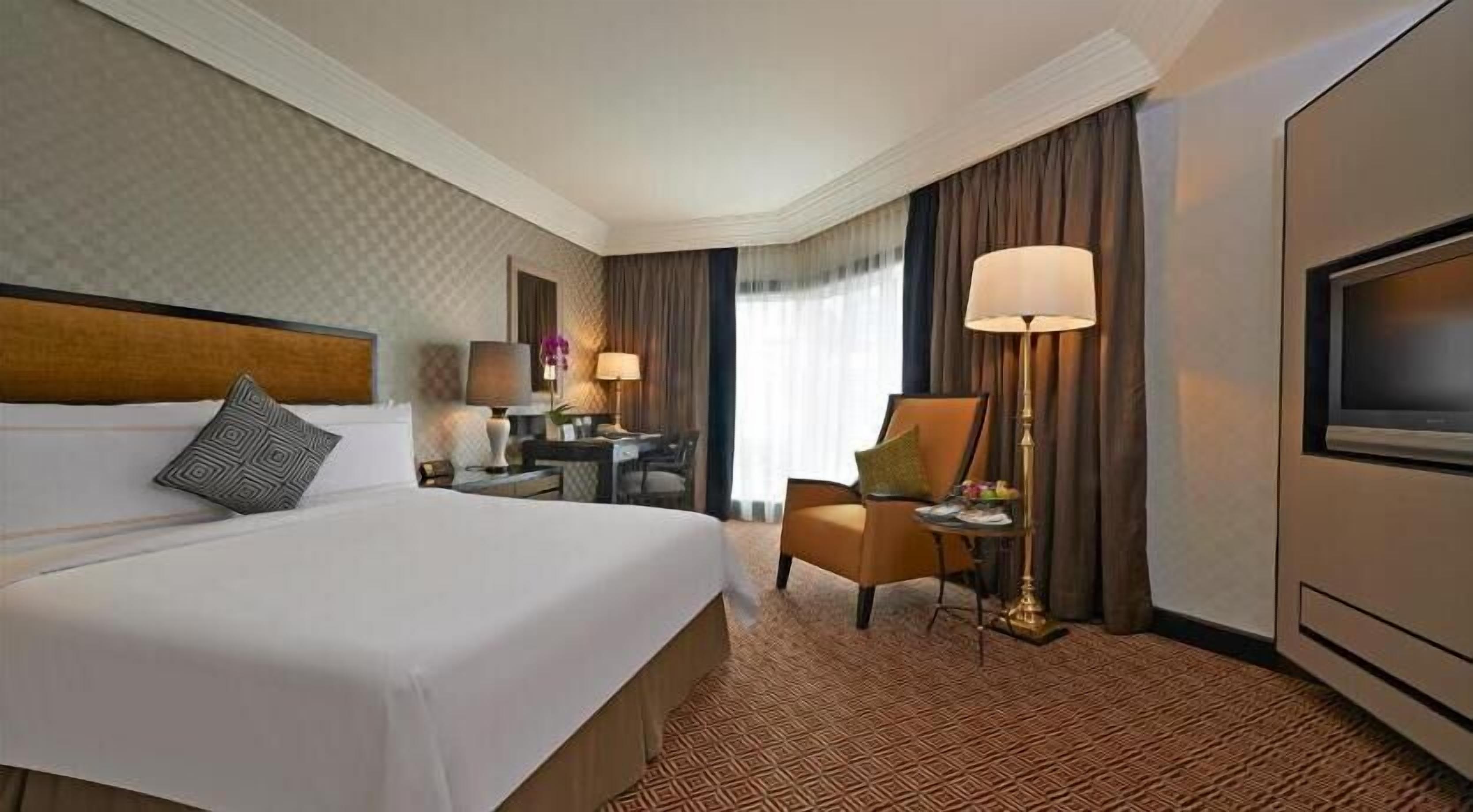 Bộ đồ giường cao cấp, két bảo mật tại phòng, bàn 