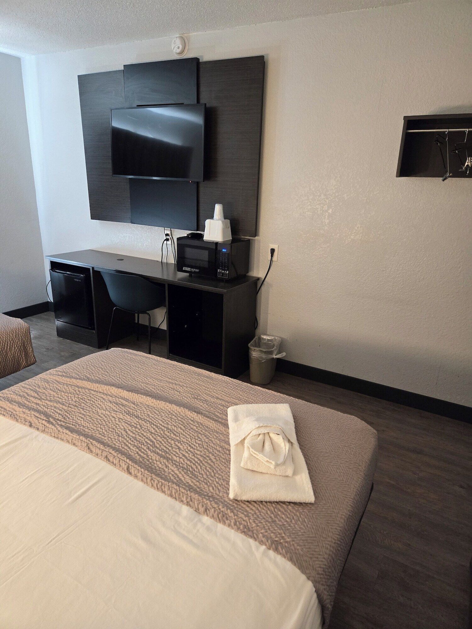 Free WiFi, bed sheets