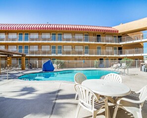 Una piscina al aire libre (de 08:00 a 20:00), sombrillas