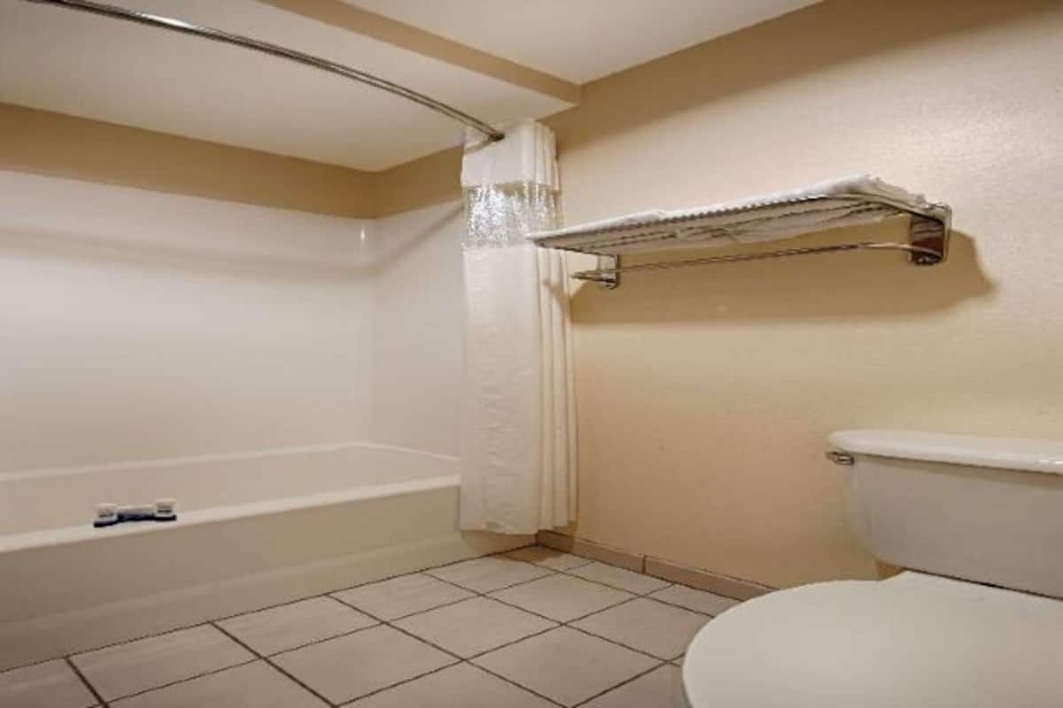 Bathroom | Combined shower/tub, hair dryer, towels, soap