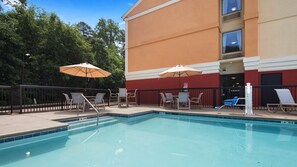 Una piscina al aire libre de temporada (de 09:00 a 21:00), sombrillas