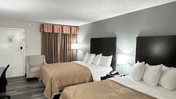 Standaard kamer, 2 tweepersoonsbedden, roken | Een bureau, verduisterende gordijnen, een strijkplank/strijkijzer