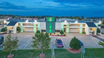 Voorkant accommodatie - avond/nacht