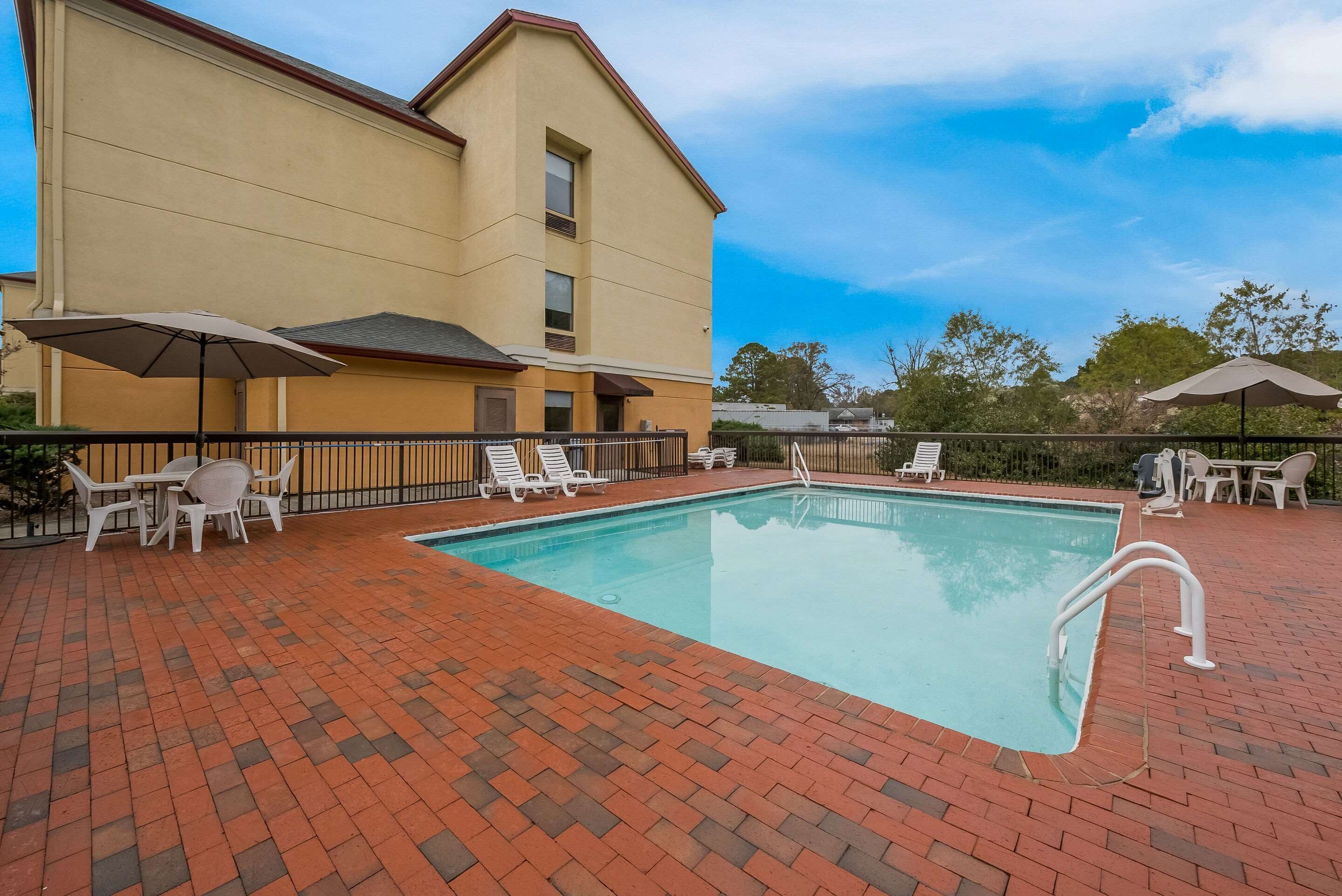 Seasonal outdoor pool, open 10:00 AM to 10:00 PM, pool loungers