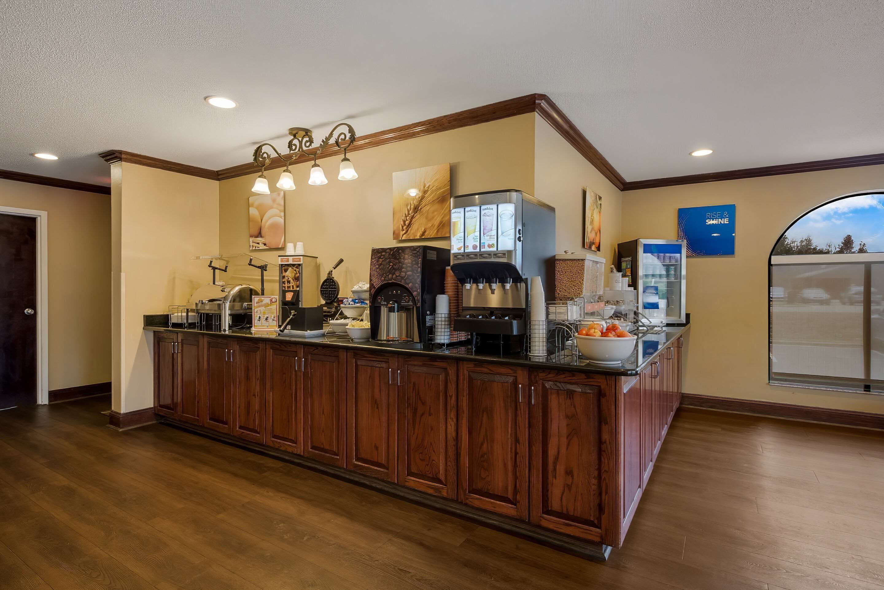 Free daily buffet breakfast 