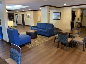 Lobby sitting area - Comfort Inn Fayetteville I-95 (Fayetteville)