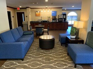 Lobby sitting area - Comfort Inn Fayetteville I-95 (Fayetteville)