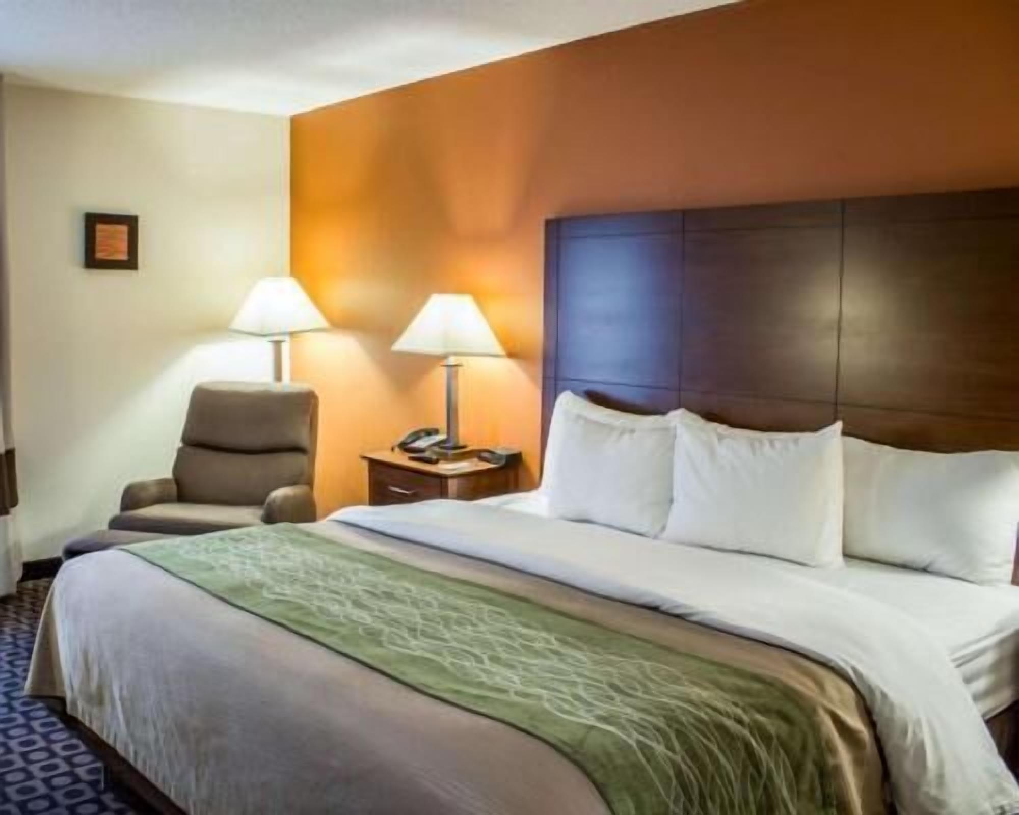 Literie de qualité, couette en duvet, lit avec matelas à plateau-coussin