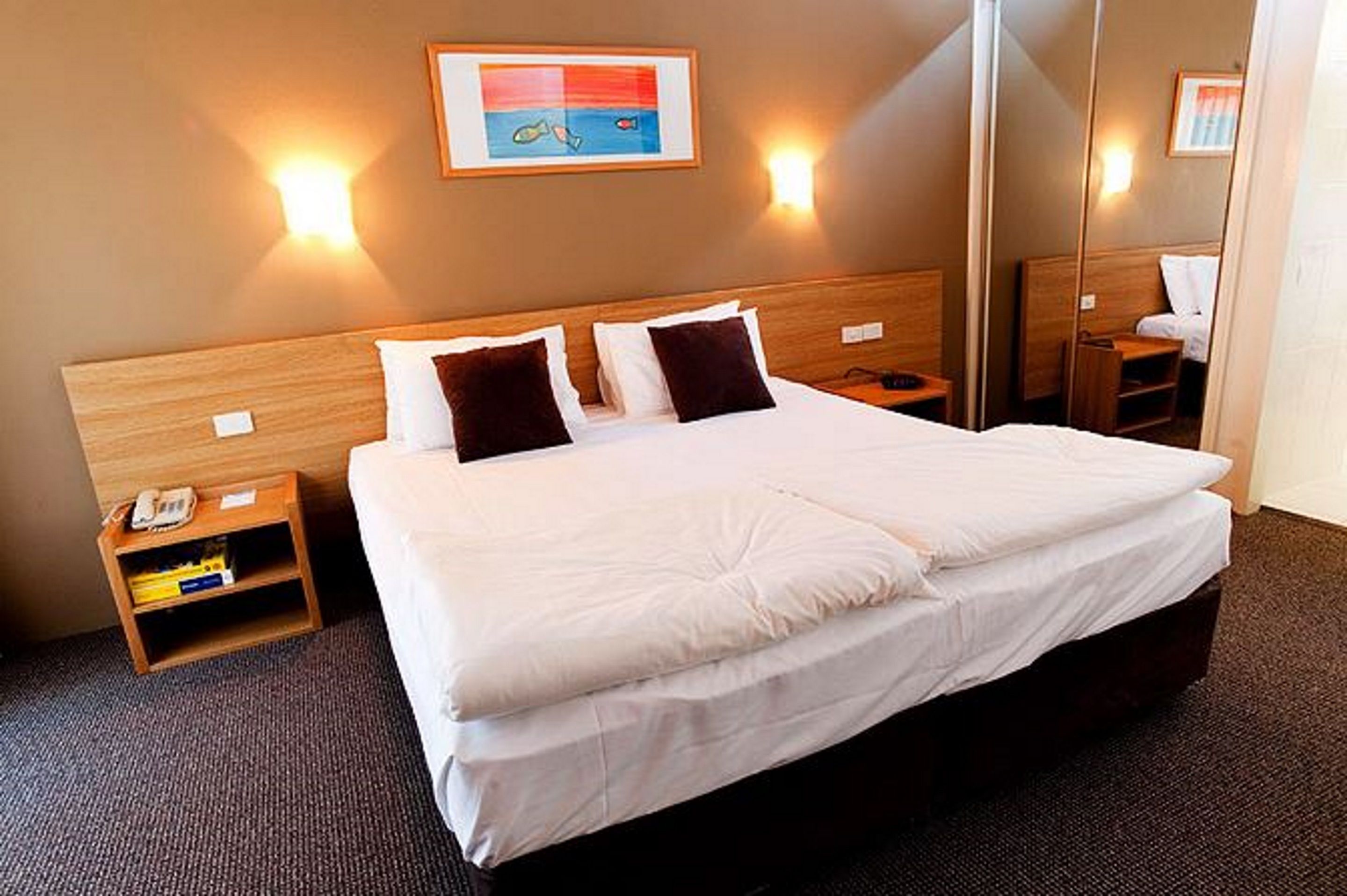 executive suite, 1 bedroom, kitchen | iron/ironing board