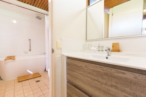 Bathroom - Nautilus Beachfront Villas & Spa (Korora)