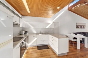 Villa, 2 habitaciones | Cocina privada | Refrigerador, cafetera y tetera y tostadora 