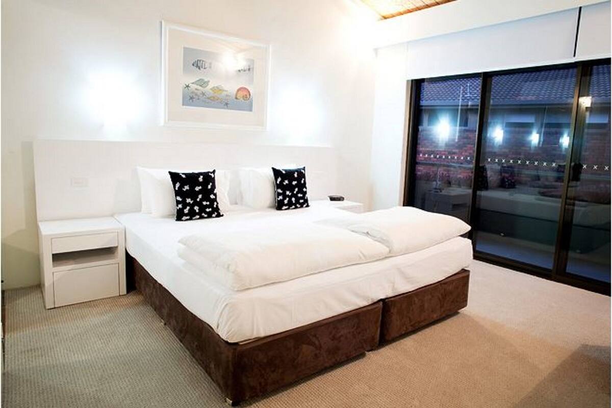 Executive Suite, Multiple Bedrooms, Kitchen | Iron/ironing board (on request)