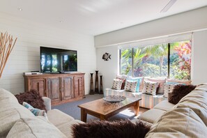 3 Bedrooms Beach House | Living area