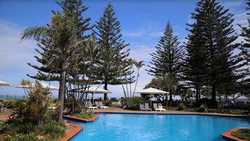 2 outdoor pools, sun loungers