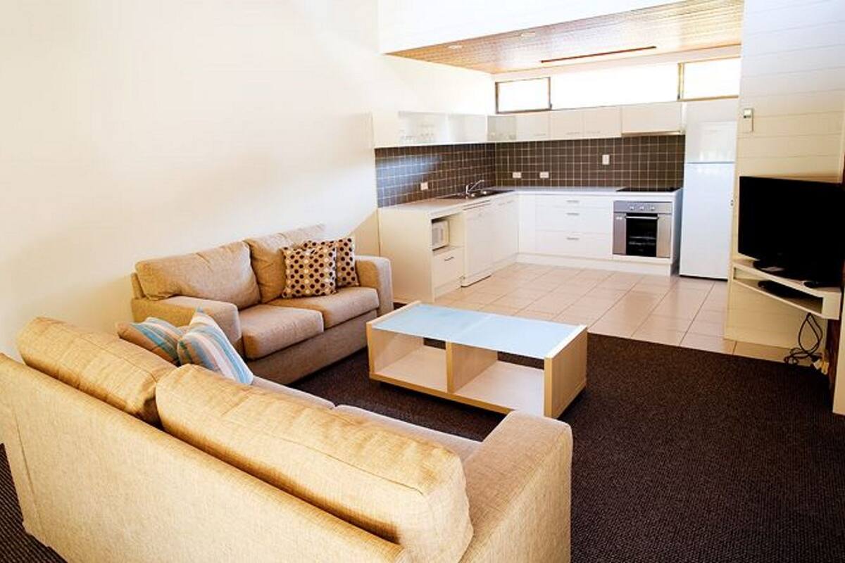 Executive Suite, 1 Bedroom, Kitchen | Living area