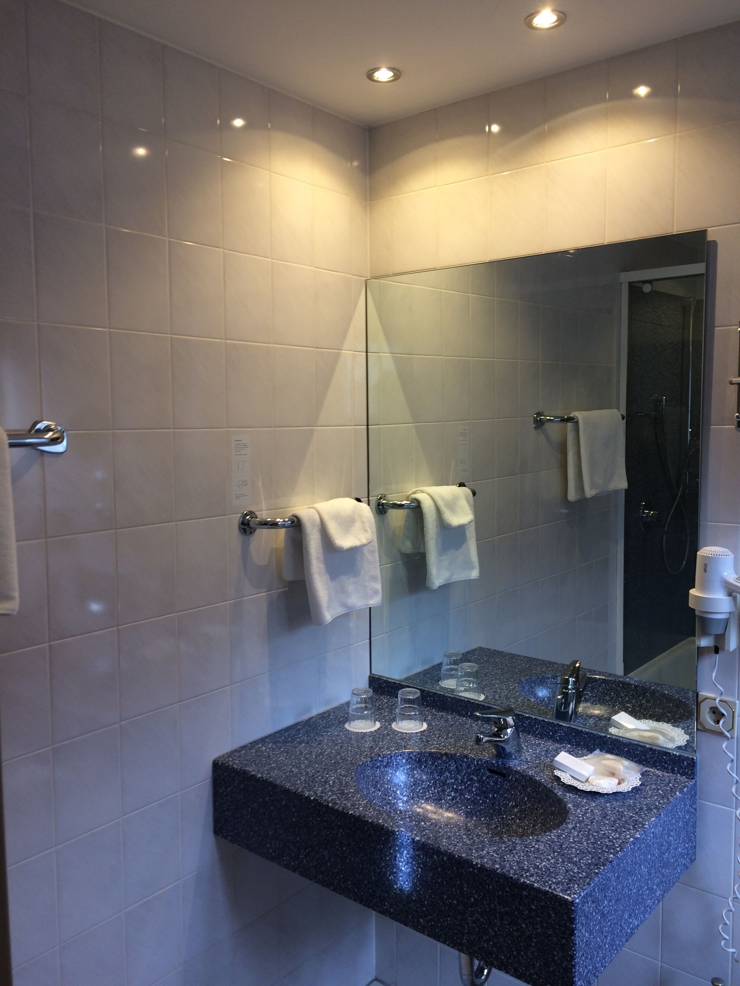 standard room, 1 single bed | bathroom | free toiletries, hair dryer, towels